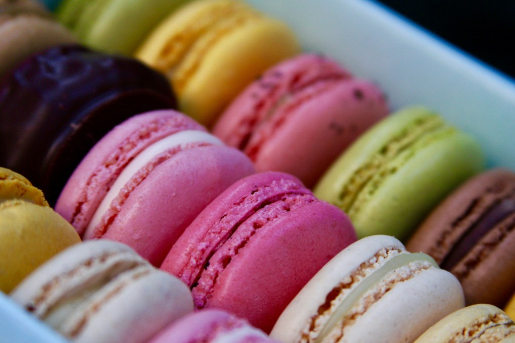 élénk színű macaronok